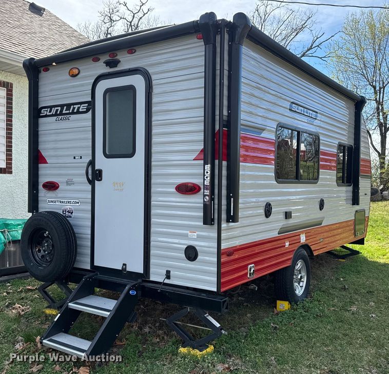 image for item DQ6757 2021 Sunset Park Sunlite Classic camper