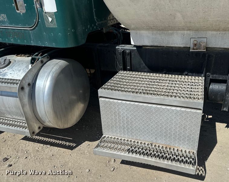 image for item DQ6758 1990 Peterbilt 375 tank truck