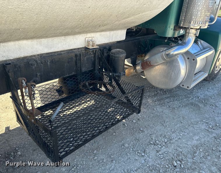 image for item DQ6758 1990 Peterbilt 375 tank truck