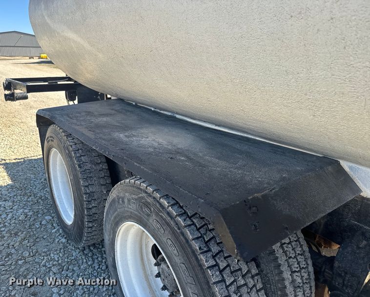 image for item DQ6758 1990 Peterbilt 375 tank truck