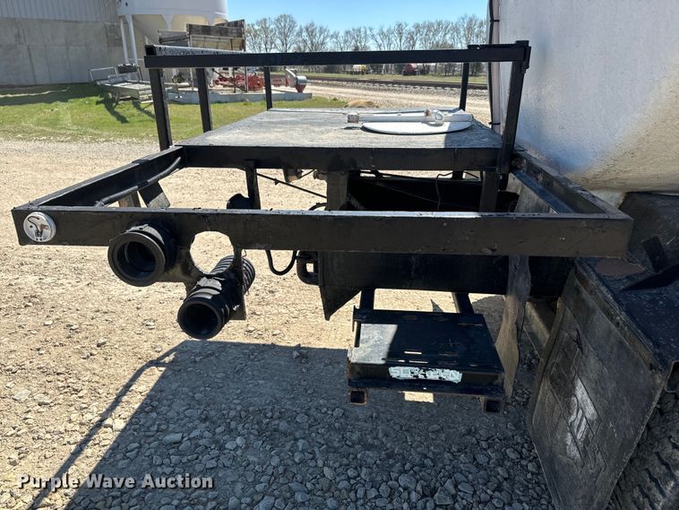 image for item DQ6758 1990 Peterbilt 375 tank truck