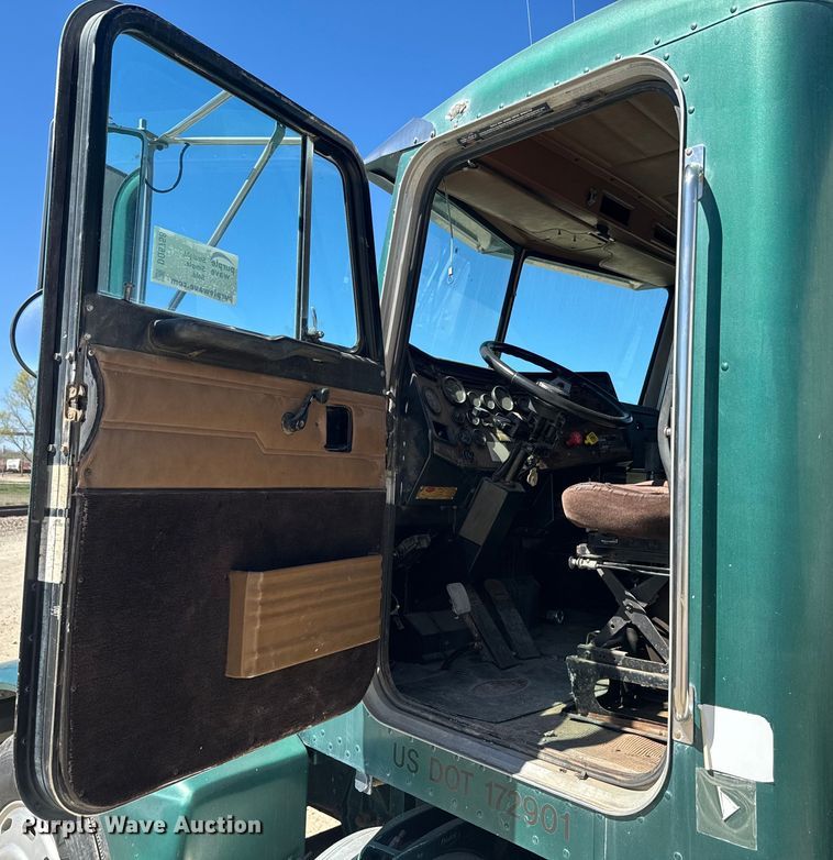 image for item DQ6758 1990 Peterbilt 375 tank truck