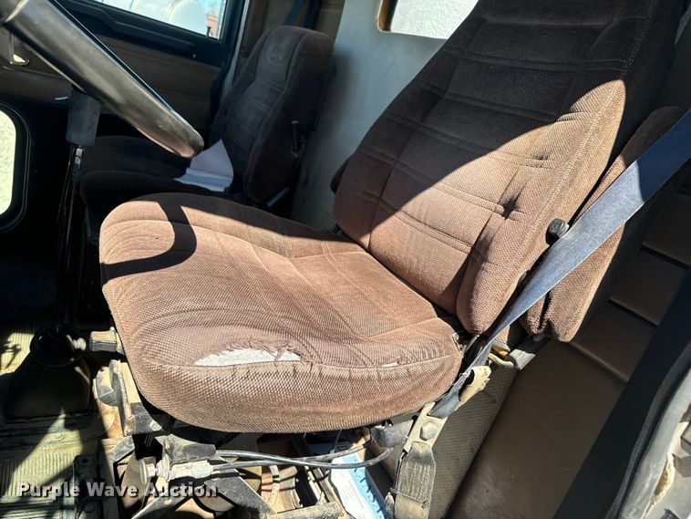 image for item DQ6758 1990 Peterbilt 375 tank truck