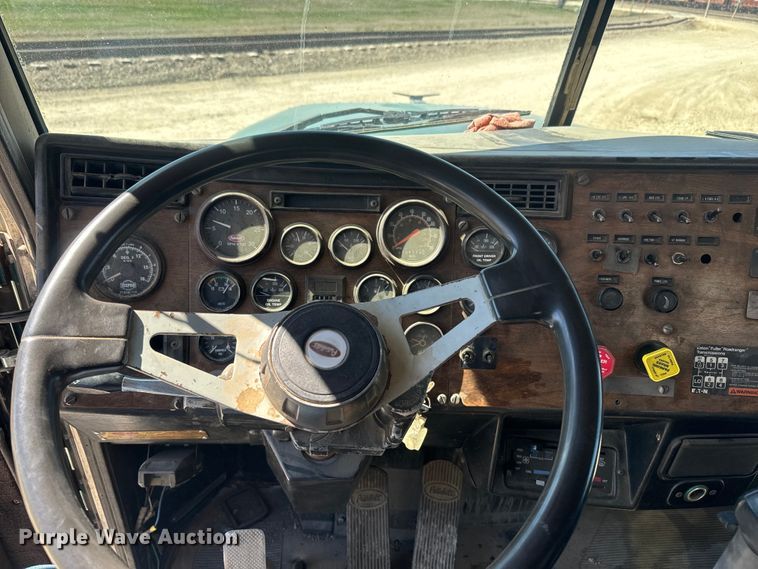 image for item DQ6758 1990 Peterbilt 375 tank truck