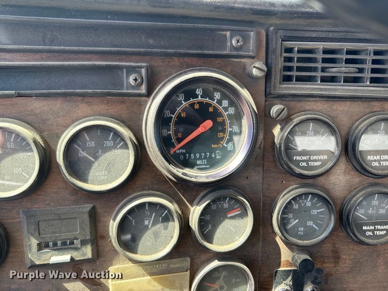 image for item DQ6758 1990 Peterbilt 375 tank truck