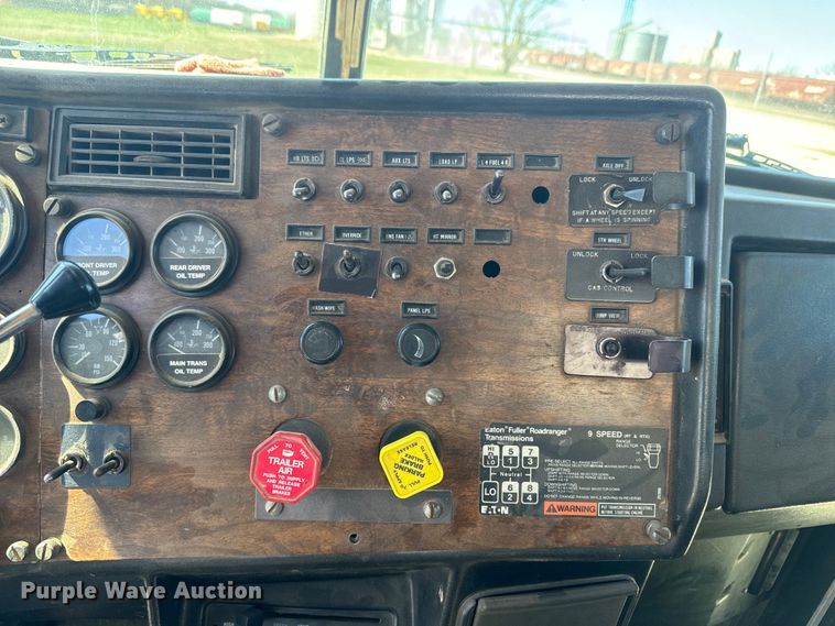 image for item DQ6758 1990 Peterbilt 375 tank truck