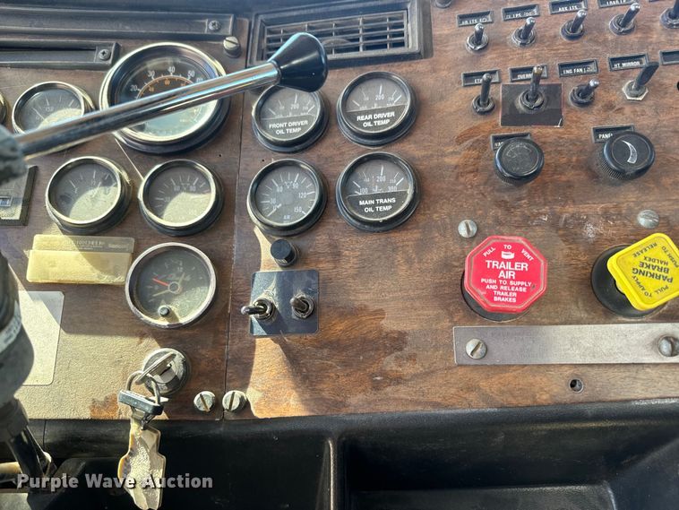 image for item DQ6758 1990 Peterbilt 375 tank truck