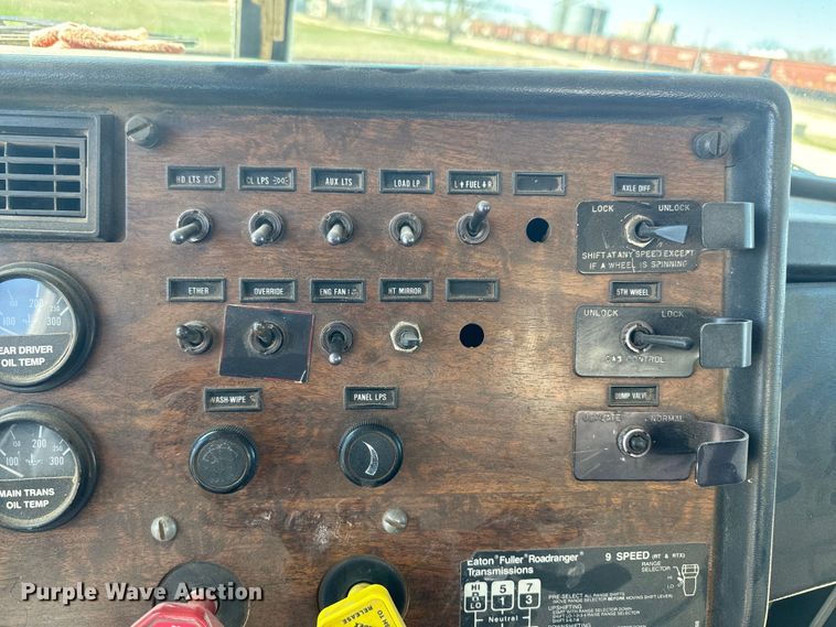 image for item DQ6758 1990 Peterbilt 375 tank truck