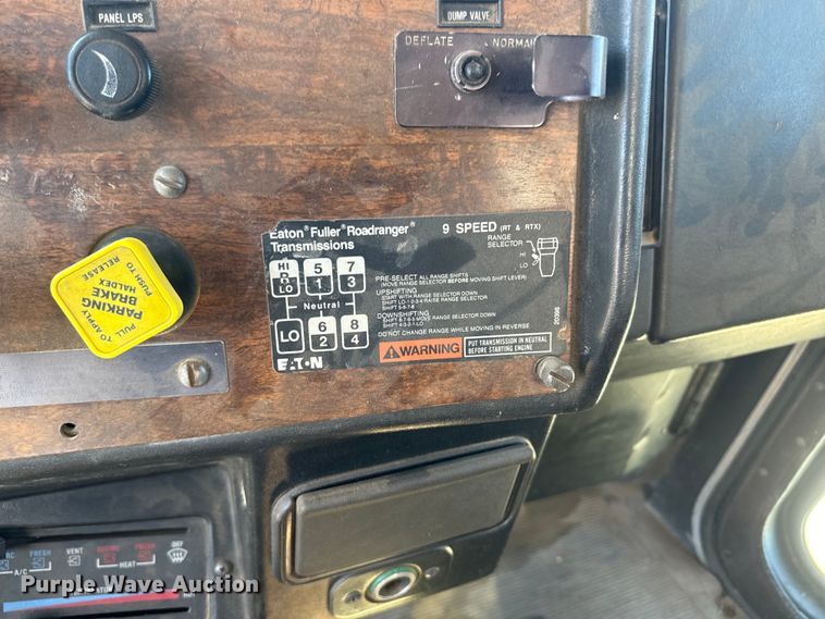 image for item DQ6758 1990 Peterbilt 375 tank truck