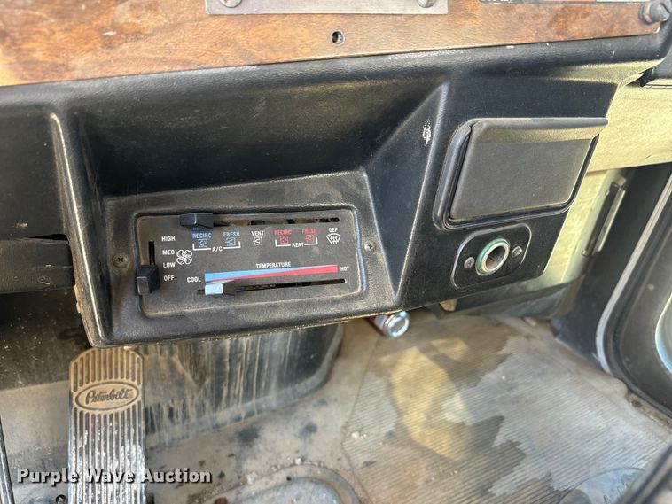 image for item DQ6758 1990 Peterbilt 375 tank truck