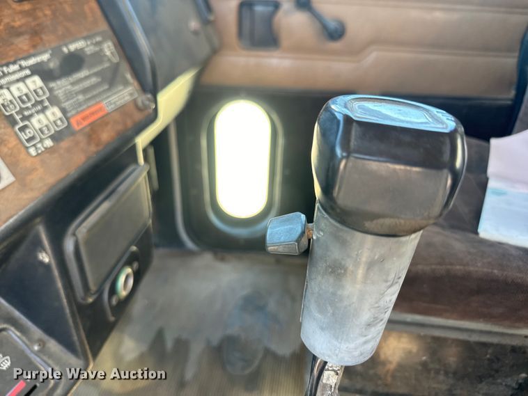 image for item DQ6758 1990 Peterbilt 375 tank truck