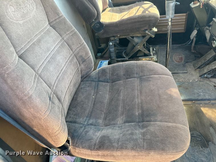 image for item DQ6758 1990 Peterbilt 375 tank truck