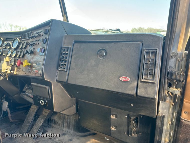 image for item DQ6758 1990 Peterbilt 375 tank truck