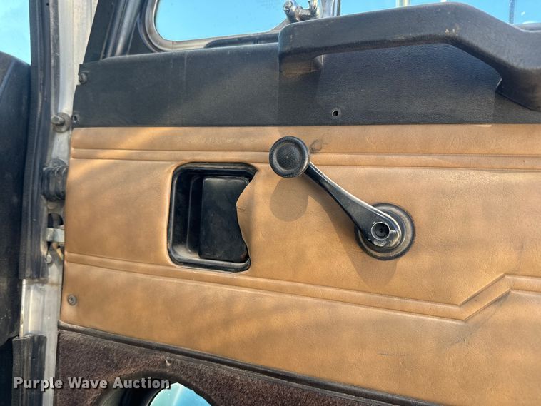 image for item DQ6758 1990 Peterbilt 375 tank truck