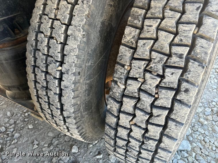 image for item DQ6758 1990 Peterbilt 375 tank truck