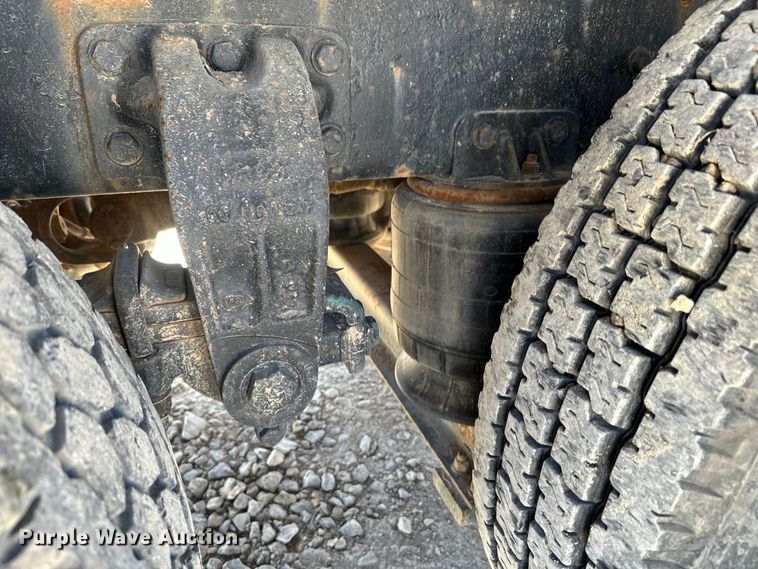 image for item DQ6758 1990 Peterbilt 375 tank truck