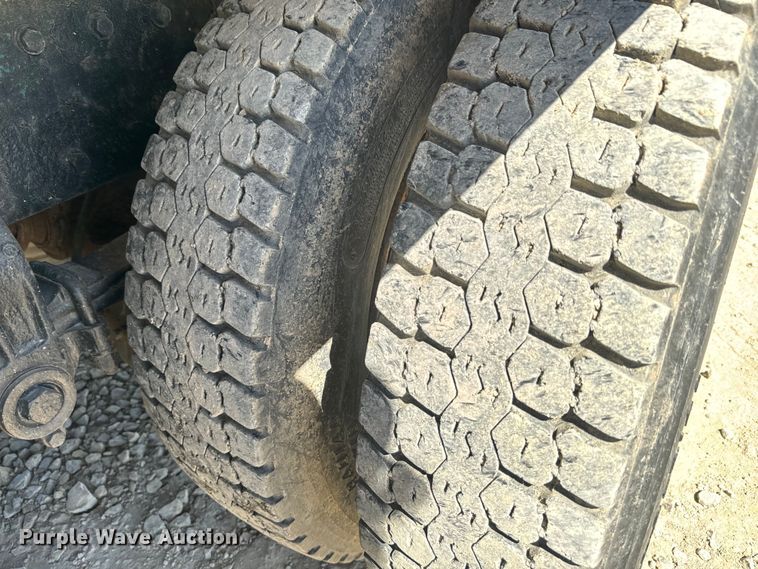 image for item DQ6758 1990 Peterbilt 375 tank truck