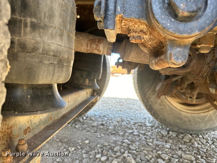 image for item DQ6758 1990 Peterbilt 375 tank truck