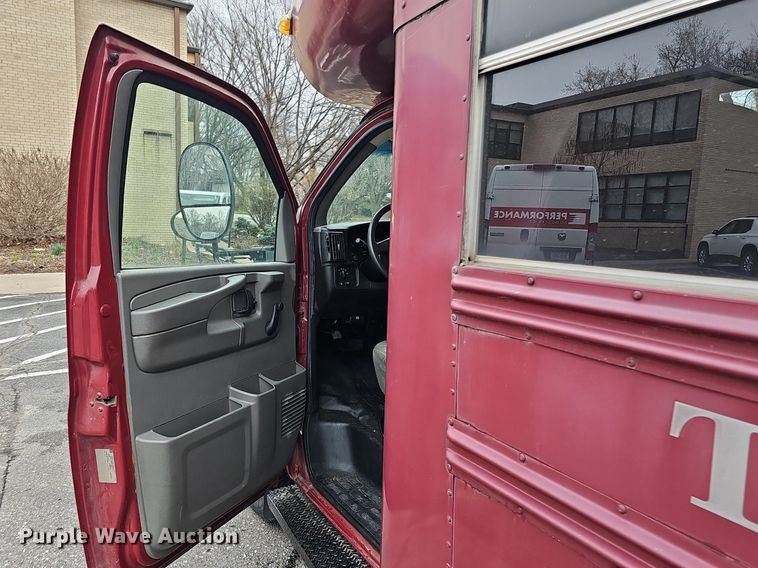 image for item DQ8633 2007 Blue Bird Micro-Bird   school bus