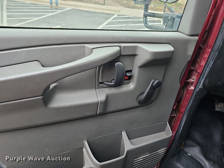 image for item DQ8633 2007 Blue Bird Micro-Bird   school bus