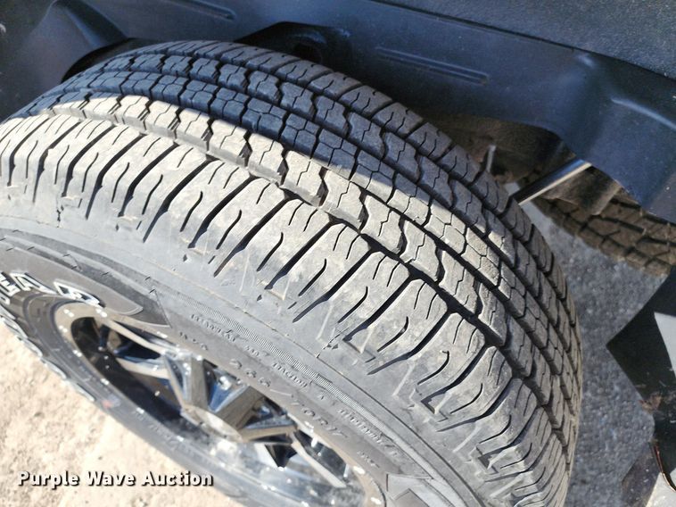 image for item DR7884 2005 Chevrolet Avalanche Crew Cab pickup truck