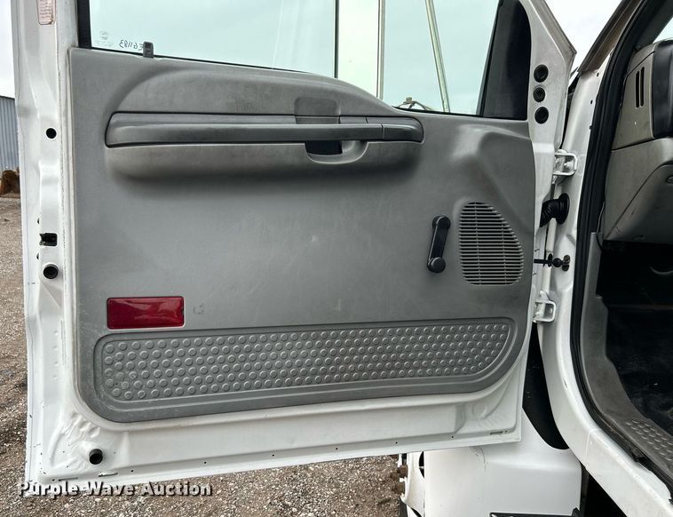 image for item EG1183 2007 Ford F650 Super Duty flatbed truck