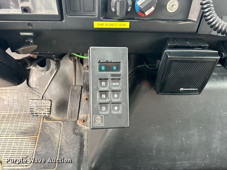 image for item EG1290 1993 International  4900 pumper fire truck