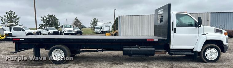 image for item EG1296 2005 GMC C5500 flatbed truck