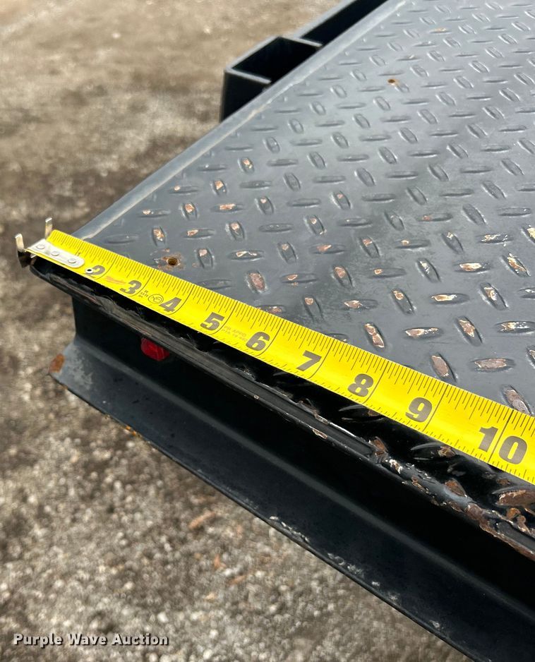 image for item EG1296 2005 GMC C5500 flatbed truck