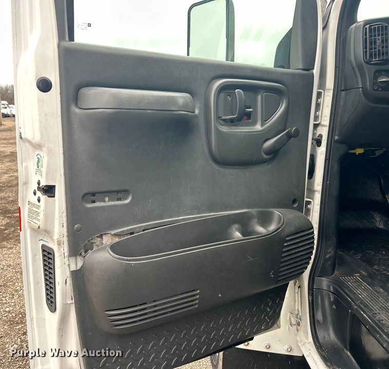 image for item EG1296 2005 GMC C5500 flatbed truck