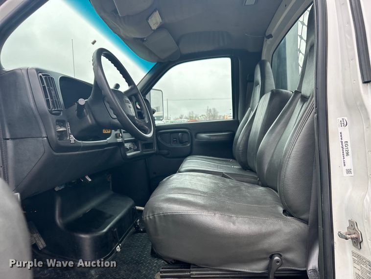 image for item EG1296 2005 GMC C5500 flatbed truck