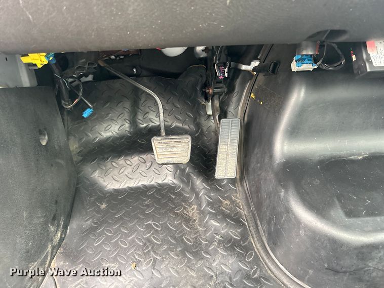 image for item EG1296 2005 GMC C5500 flatbed truck