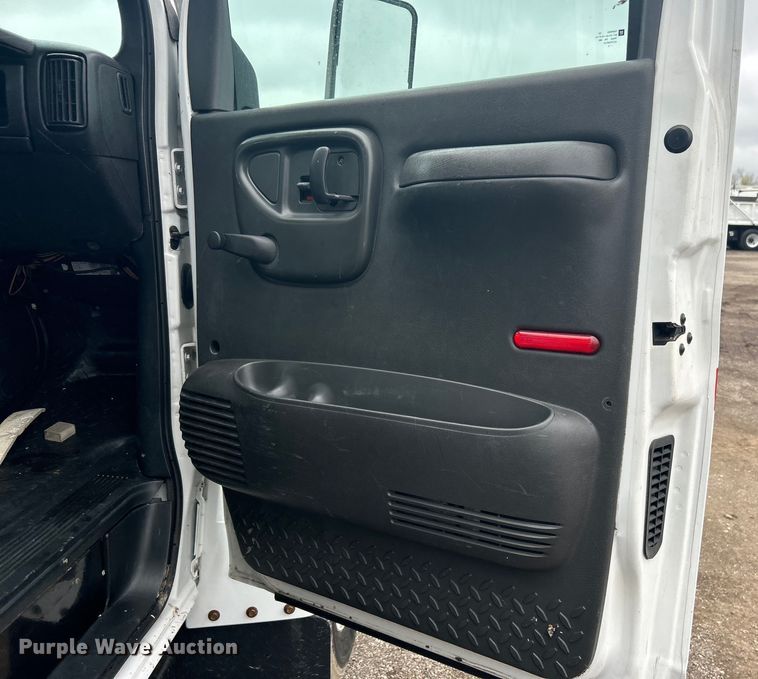 image for item EG1296 2005 GMC C5500 flatbed truck