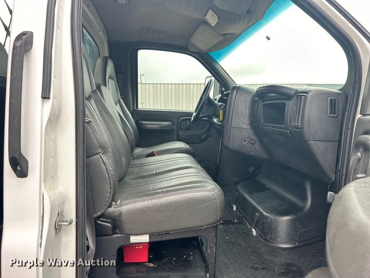 image for item EG1296 2005 GMC C5500 flatbed truck