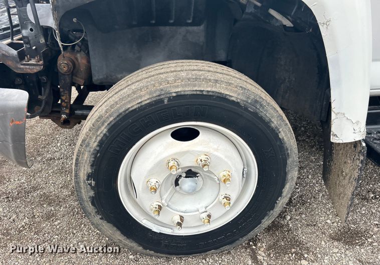 image for item EG1296 2005 GMC C5500 flatbed truck