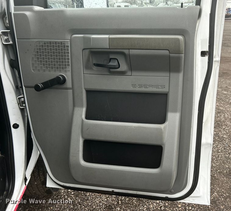 image for item EG1304 2010 Ford E450 box truck