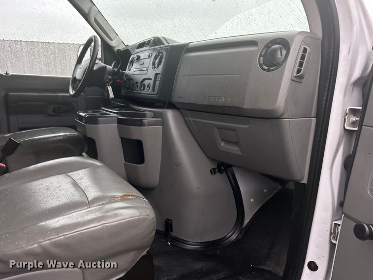 image for item EG1304 2010 Ford E450 box truck