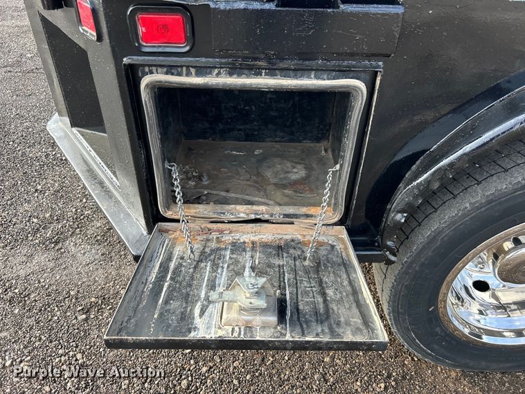 image for item EG1328 2011 Ford F550 Crew Cab flatbed truck