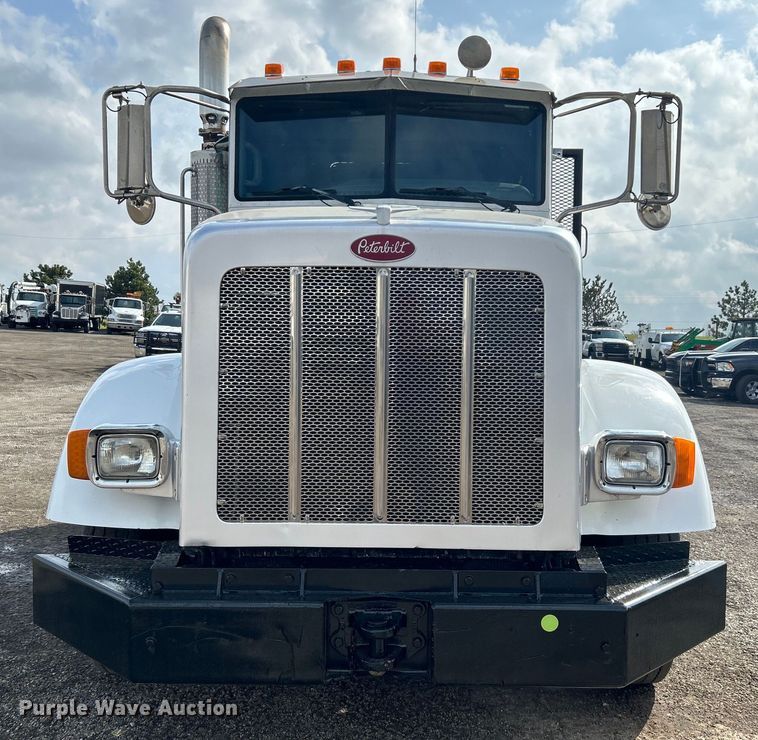 image for item EG1333 2009 Peterbilt  365 flatbed truck