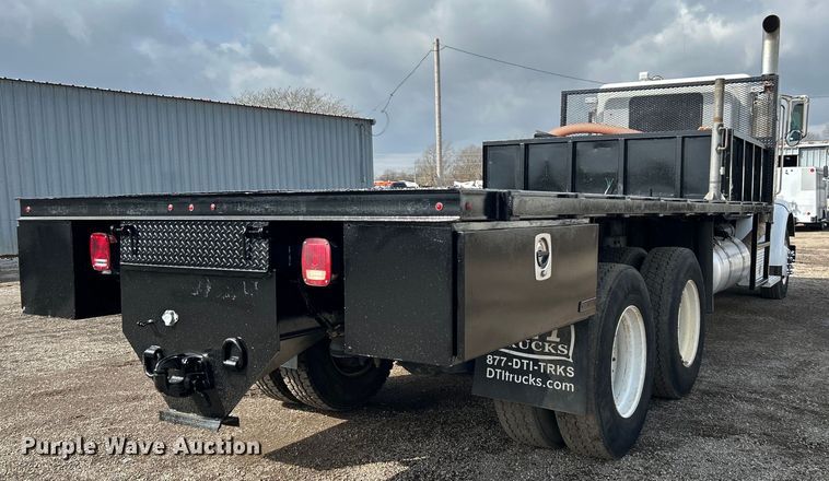 image for item EG1333 2009 Peterbilt  365 flatbed truck