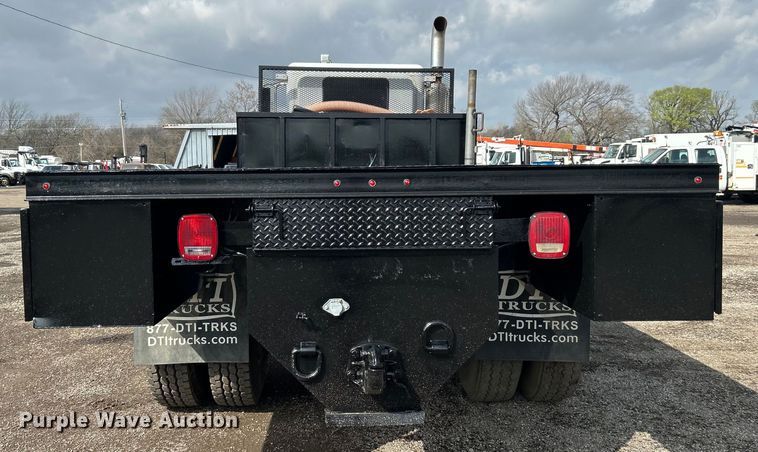 image for item EG1333 2009 Peterbilt  365 flatbed truck