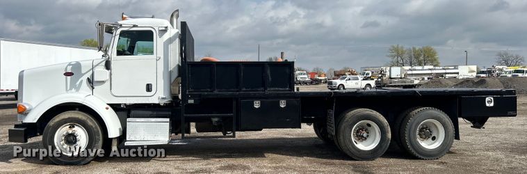 image for item EG1333 2009 Peterbilt  365 flatbed truck