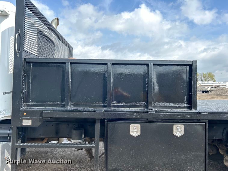 image for item EG1333 2009 Peterbilt  365 flatbed truck