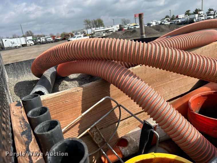 image for item EG1333 2009 Peterbilt  365 flatbed truck