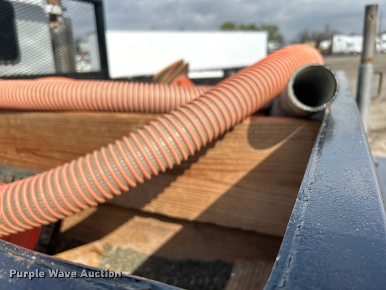 image for item EG1333 2009 Peterbilt  365 flatbed truck