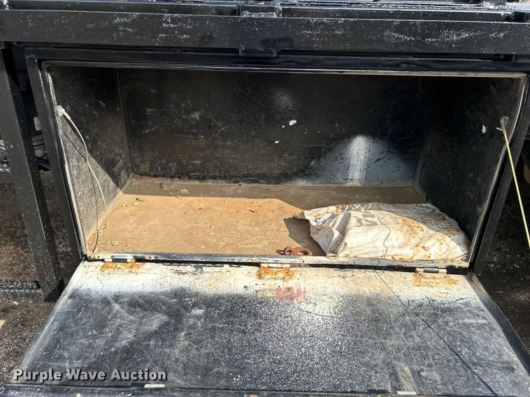 image for item EG1333 2009 Peterbilt  365 flatbed truck