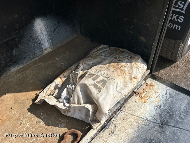 image for item EG1333 2009 Peterbilt  365 flatbed truck