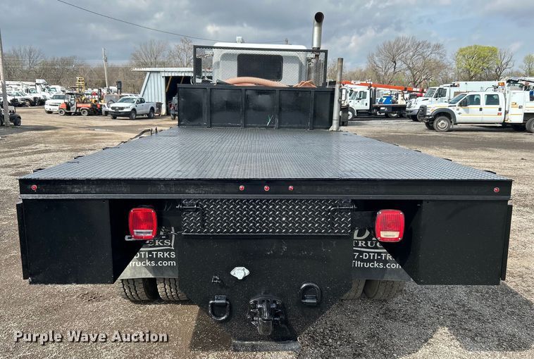 image for item EG1333 2009 Peterbilt  365 flatbed truck