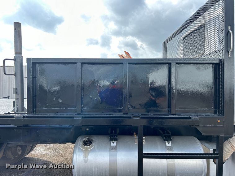 image for item EG1333 2009 Peterbilt  365 flatbed truck