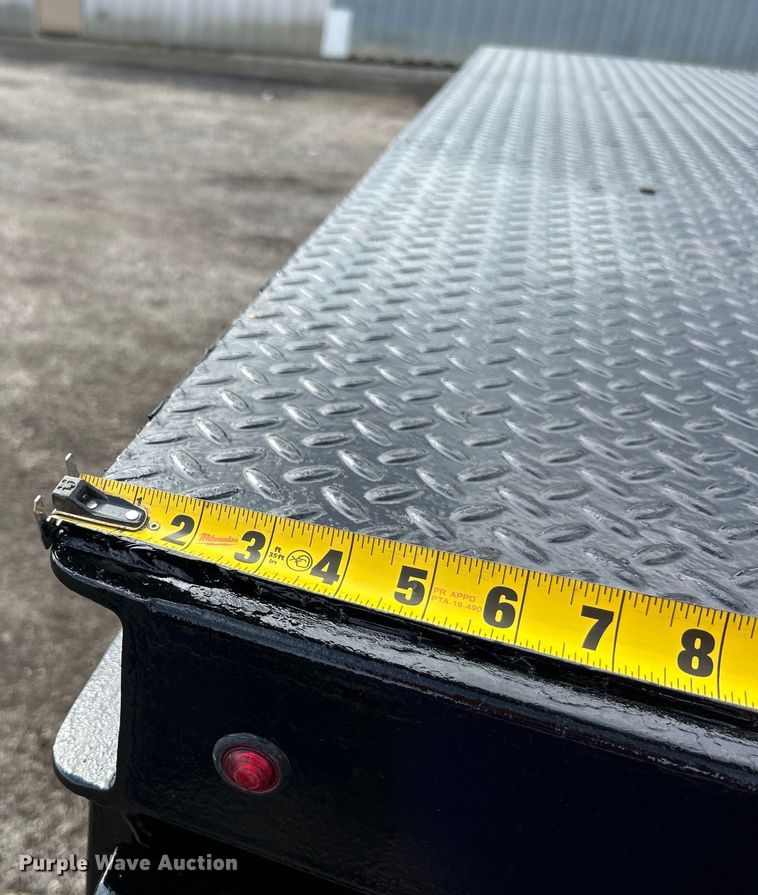 image for item EG1333 2009 Peterbilt  365 flatbed truck